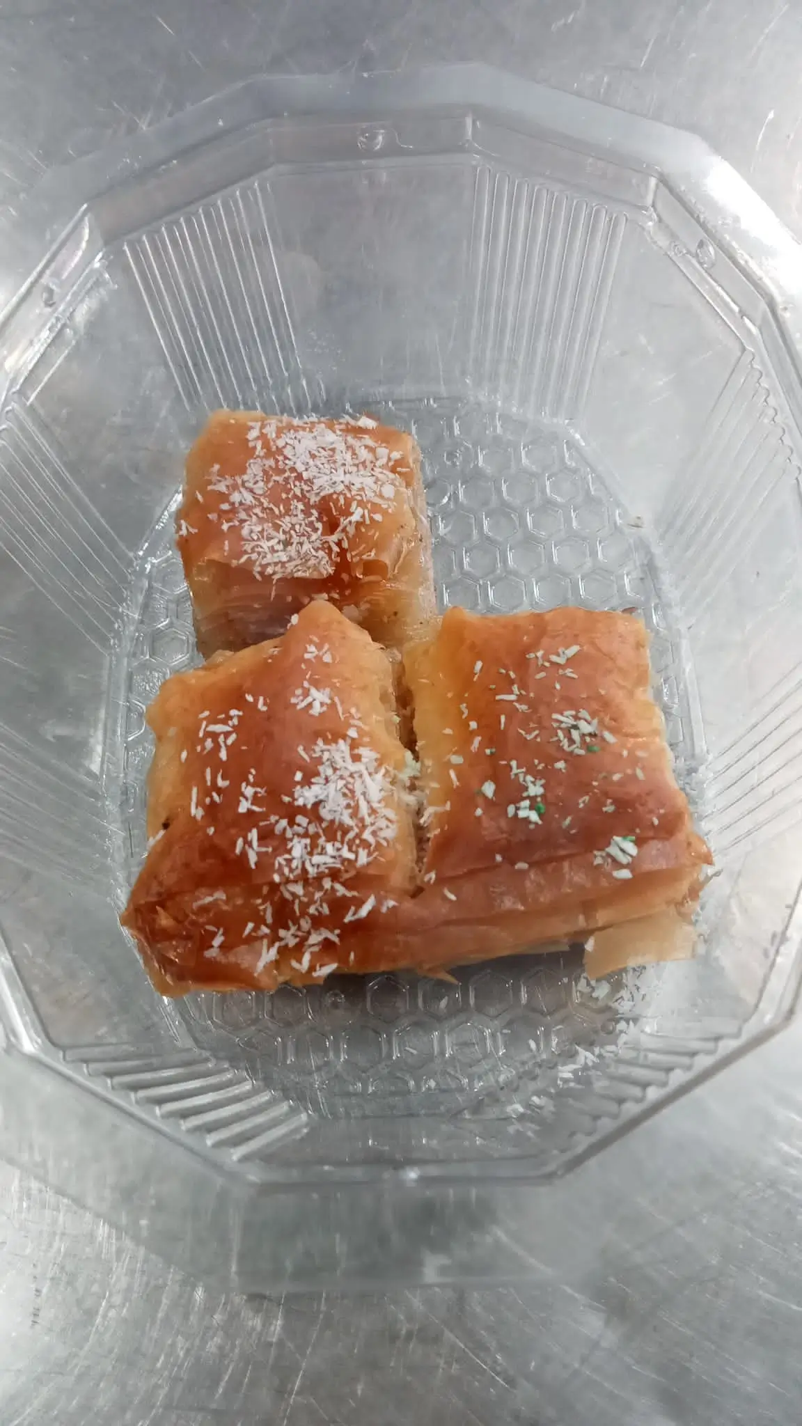 Baklava - pâtisserie sucrée afghane aux noix et sirop, portion de trois pièces
