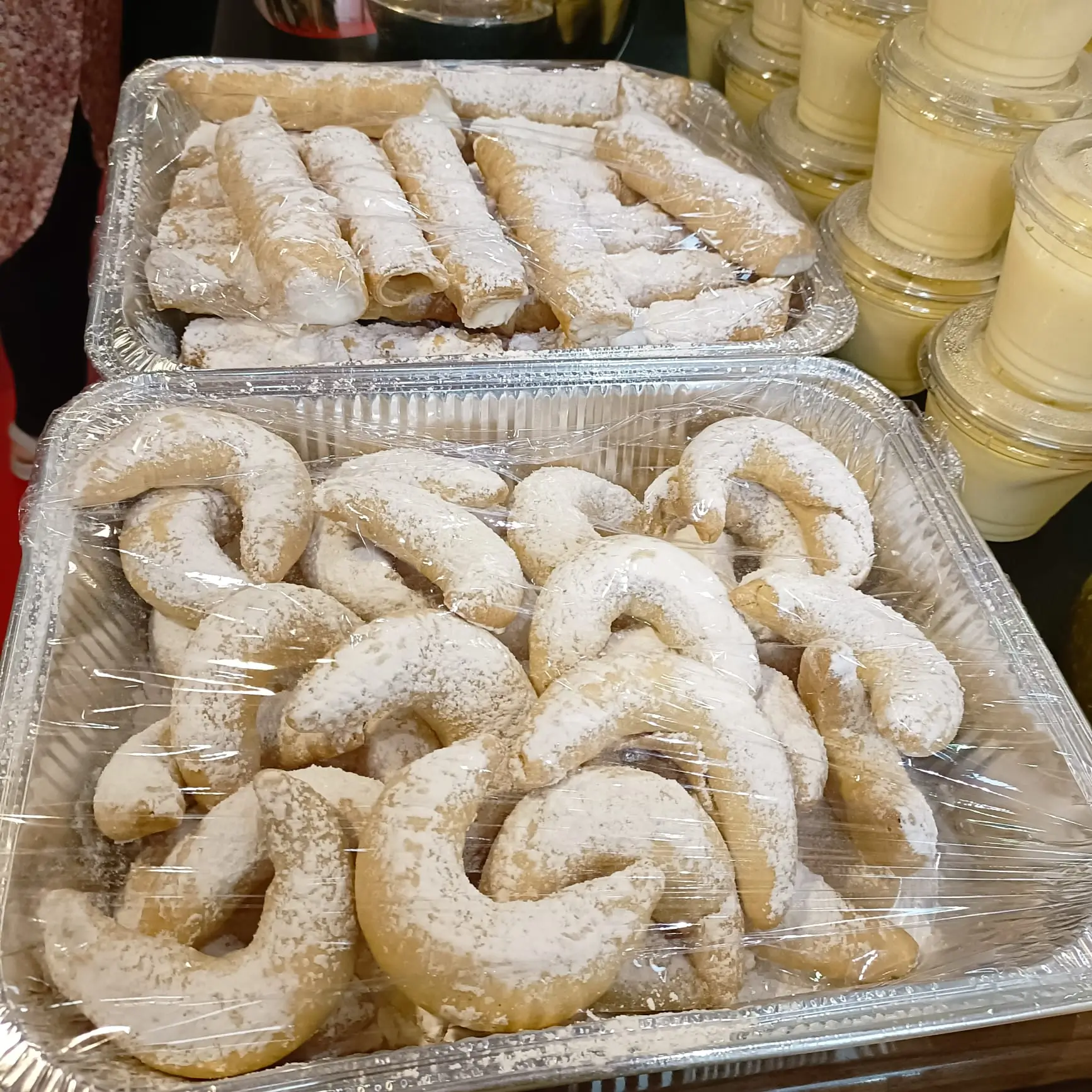 Plateau de pâtisseries orientales saupoudrées de sucre glace, préparées par Afghane Kitchen pour l’événement de l'Association Tôt ou T’Art à Colmar.