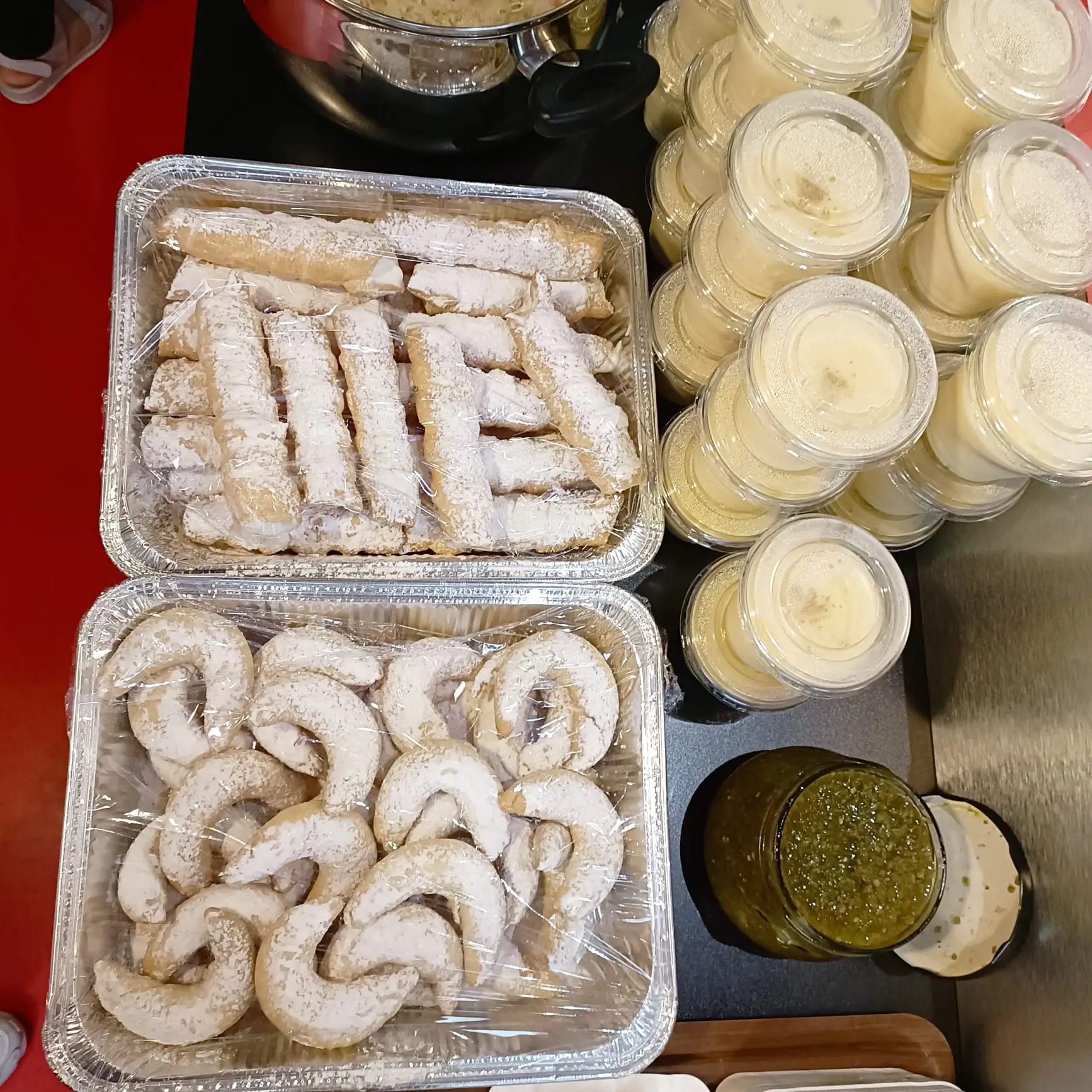 Vue d’ensemble des desserts afghans, y compris des pâtisseries en pots et des gâteaux saupoudrés de sucre glace, servis lors de l’événement de l'Association Tôt ou T’Art à Colmar.