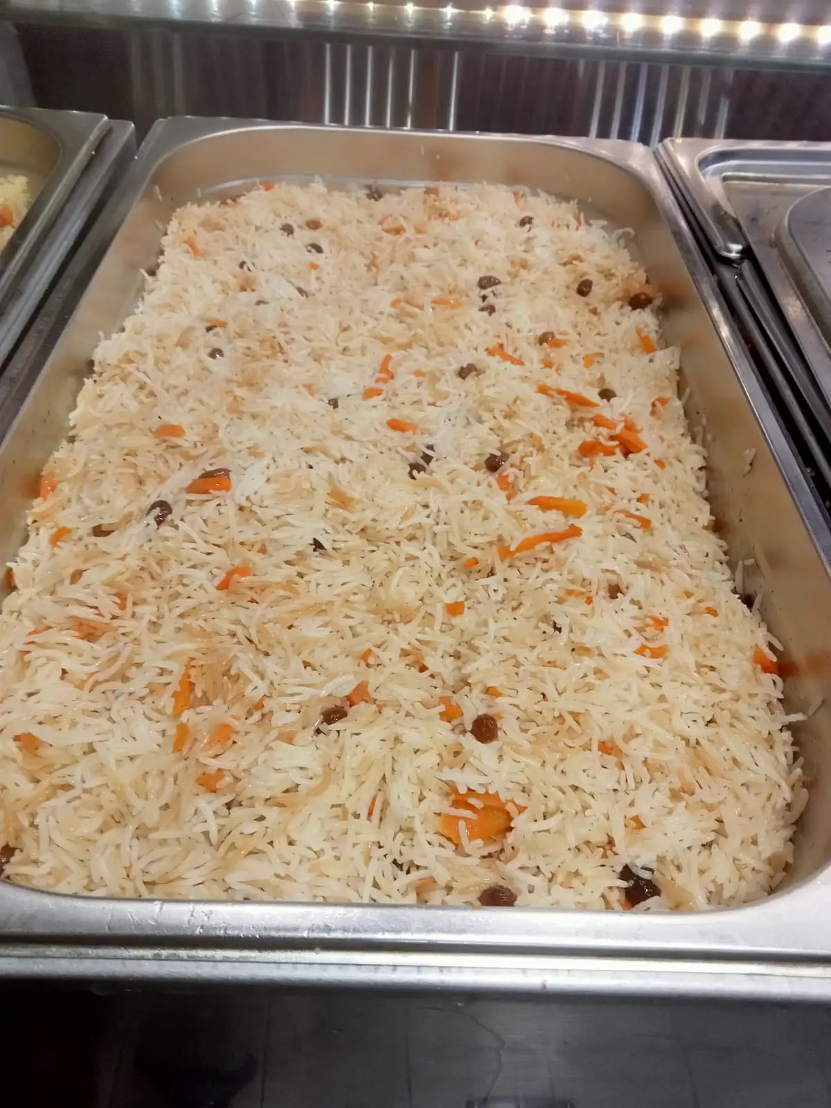 Kabuli Palaw, riz afghan aux carottes et raisins secs, servi lors de l'événement à La Comédie de Colmar.