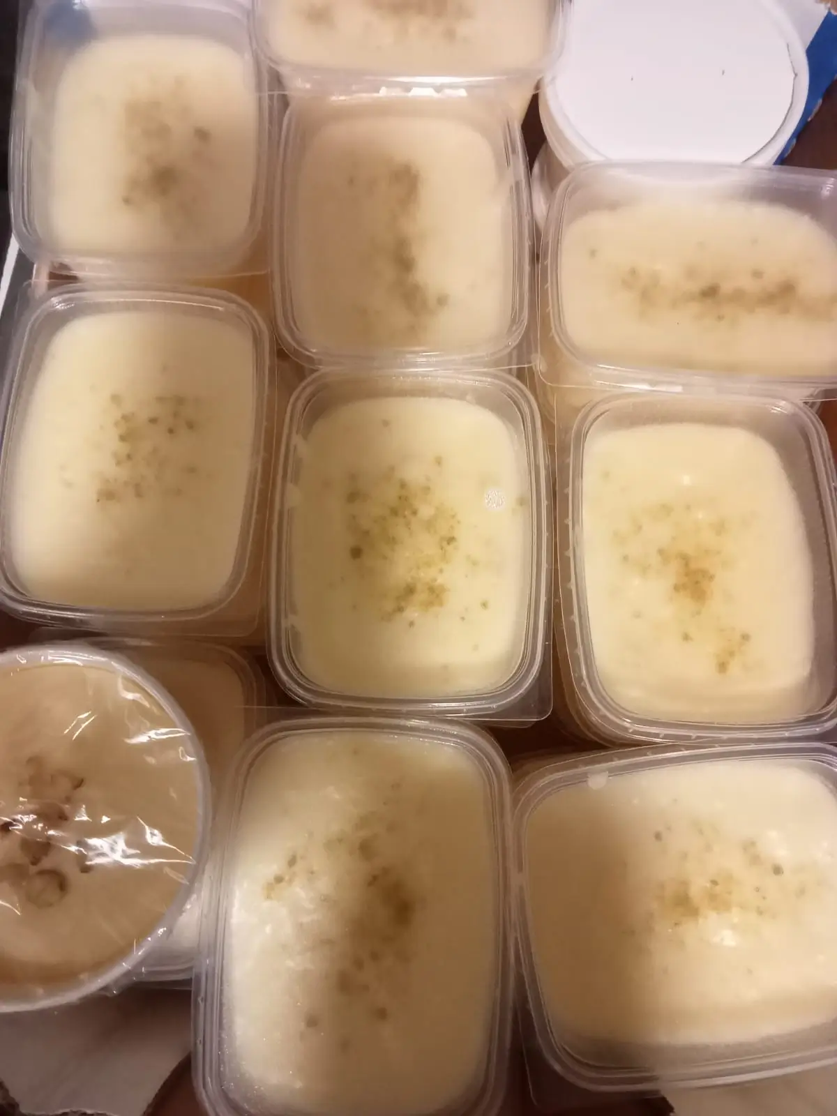 Dessert afghan Ferni, une crème parfumée à la cardamome et garnie de pistaches.