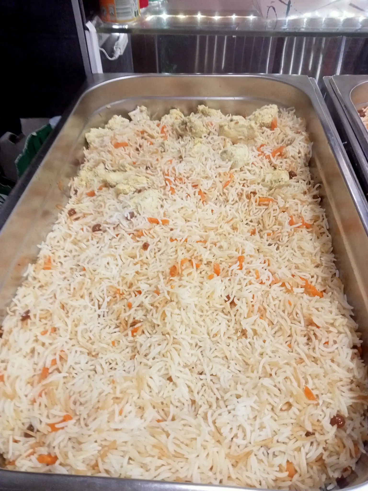 Kabuli Palaw accompagné de morceaux de poulet, proposé à La Comédie de Colmar.